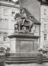 Výročí zavraždění sv. Václava (28. 9. 935). Autorem jezdecké sochy (1678) je Jan Jiří Bendl. Dnes stojí její kopie na Vyšehradě.